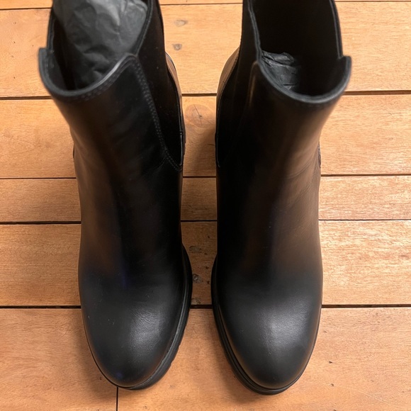 NEW Prada Leather Lug Sole Chelsea Boots 39 - US Size 9. - Picture 7 of 15